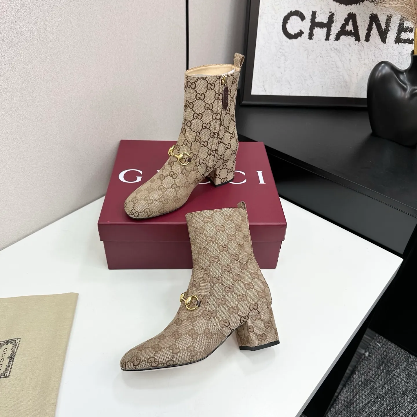 👟👟Ex-factory price 740👟👟 Gucci Gucci 2025G new autumn and winter classic horsebit thick heel short boots. The main series is finally available, and the products are worth looking forward to! Original classics create new designs ✨ Purchasing agent level! Full of high-end feel! A favorite among bloggers at home and abroad, it is retro and fashionable, easy to wear and looks great on your feet! Mainly recommended by the official website, new colors are constantly updated 🆕 ▪️Upper: original calfskin/cloth ▪️Inner lining: imported sheepskin ▪️Outsole: Italian leather outsole ▪️Heel height: 3.5cm ▪️Shoe size: 35-39 (40.41.42 can be customized)